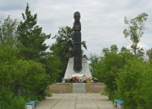 Комаров памятник